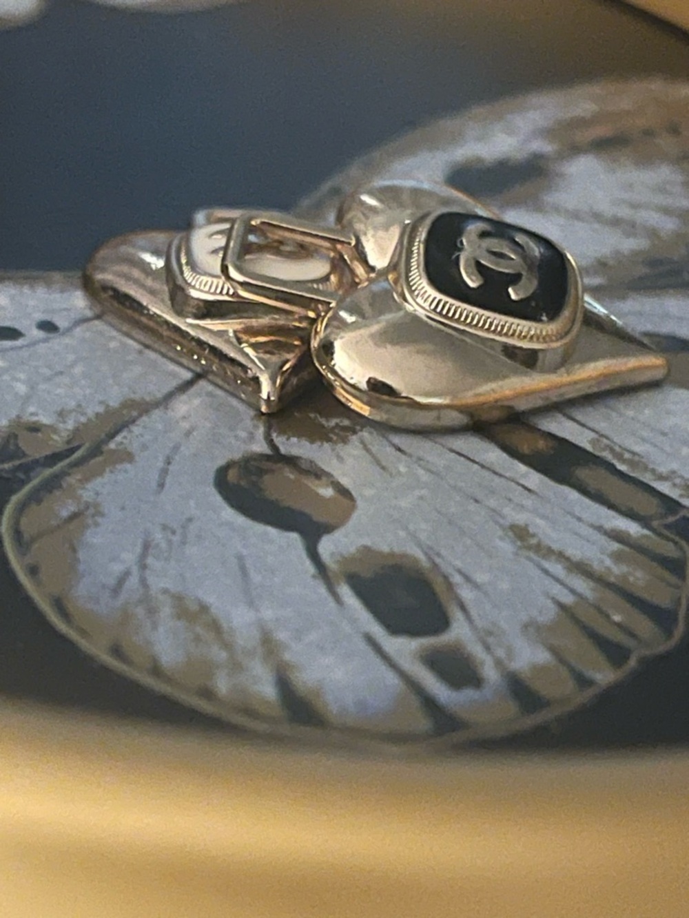 Zipper Pull / Medallion - Picture 2 of 4